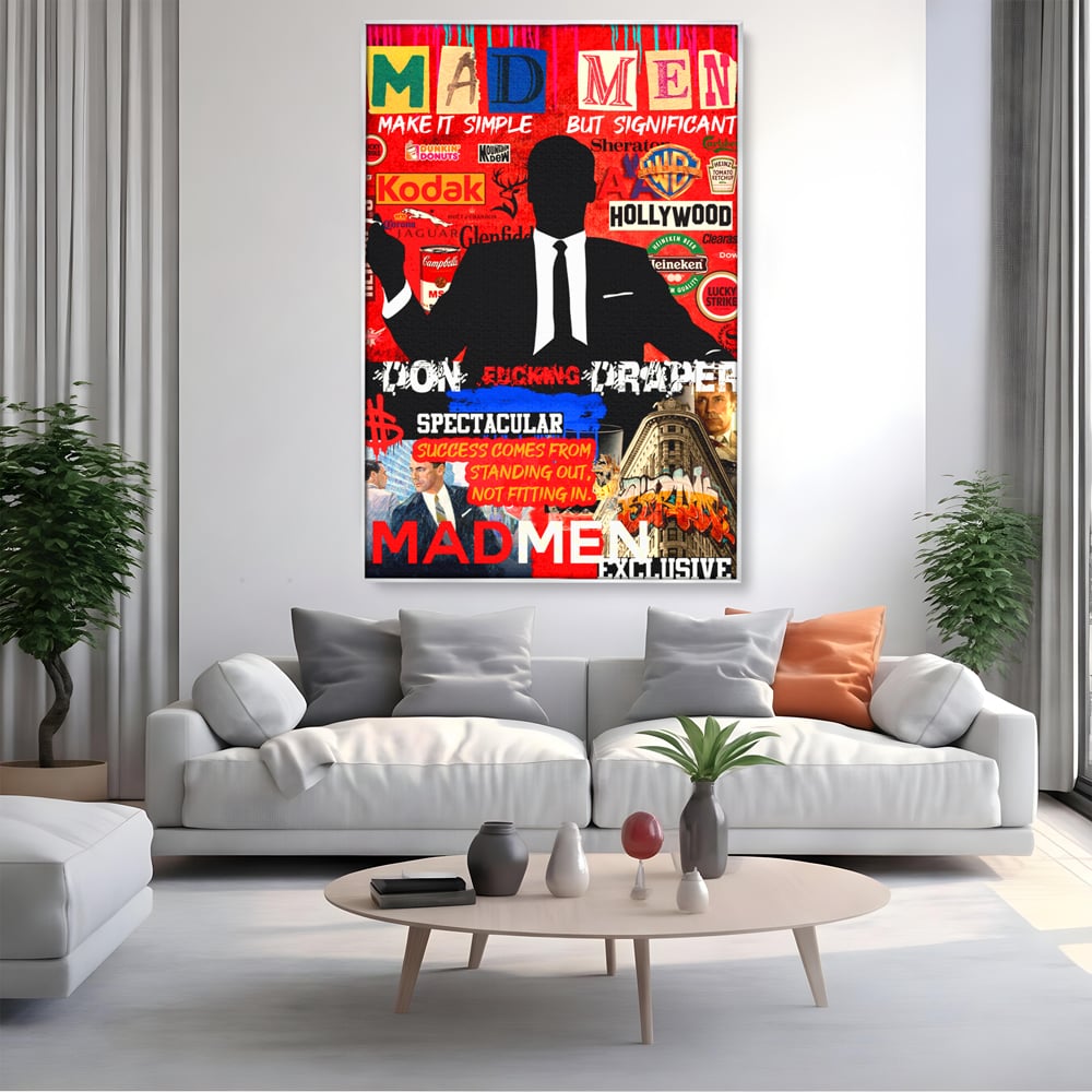 Tablou canvas cu tablou canvas cu silueta don draper, in rama de aluminiu argintiu, pe perete intr-un living